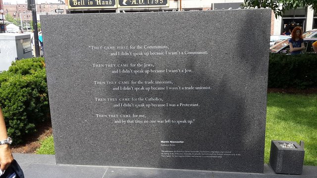 Poem_by_Martin_Niemoeller_at_the_the_Holocaust_memorial_in_Boston_MA [primero vinieron por].jpg